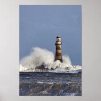 Wellen, die gegen das Leuchtturm Roker abstürzen