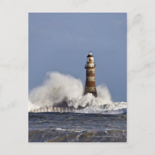 Wellen, die gegen das Leuchtturm Roker abstürzen Postkarte