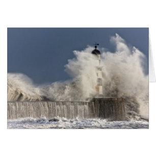 Wellen, die gegen einen Leuchtturm abstürzen