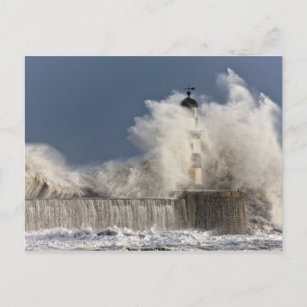 Wellen, die gegen einen Leuchtturm abstürzen Postkarte