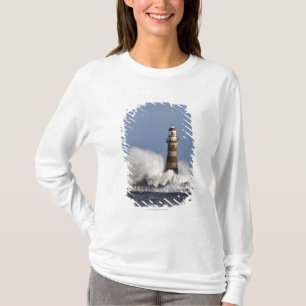 Wellen, die gegen Roker Leuchtturm zusammenstoßen T-Shirt