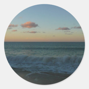 Wellen, die in der Sonnenuntergang-Landschaft abst Runder Aufkleber