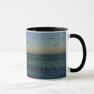 Wellen, die in der Sonnenuntergang-Landschaft abst Tasse
