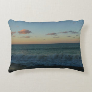 Wellen, die in der Sonnenuntergang-Landschaft abst Zierkissen