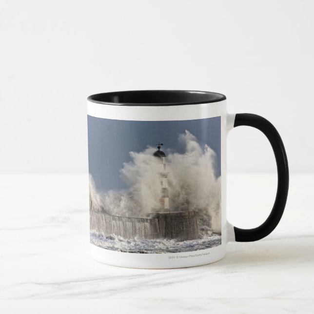 Wellen, die oben gegen einen Leuchtturm Tasse (Rechts)