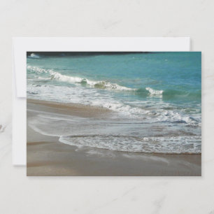 Wellen, die sich am türkisblauen Meer am Strand sa