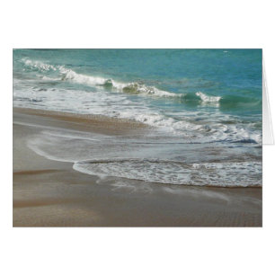 Wellen, die sich am türkisblauen Meer am Strand sa