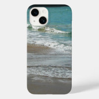 Wellen, die sich am türkisblauen Meer am Strand sa