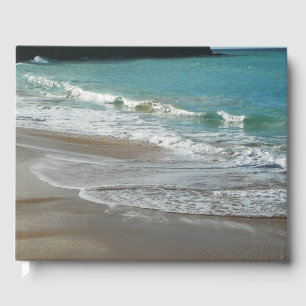 Wellen, die sich am türkisblauen Meer am Strand sa Gästebuch