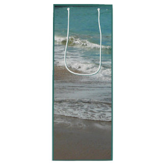 Wellen, die sich am türkisblauen Meer am Strand sa Geschenktüte Für Weinflaschen