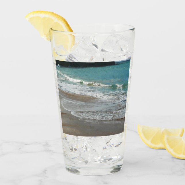 Wellen, die sich am türkisblauen Meer am Strand sa Glas (Vorderseite Ice)