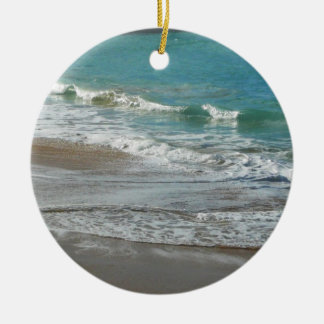 Wellen, die sich am türkisblauen Meer am Strand sa Keramik Ornament