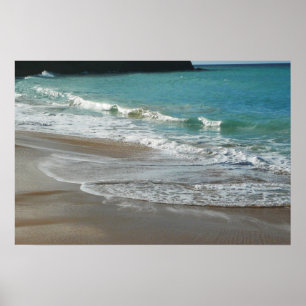 Wellen, die sich am türkisblauen Meer am Strand sa Poster