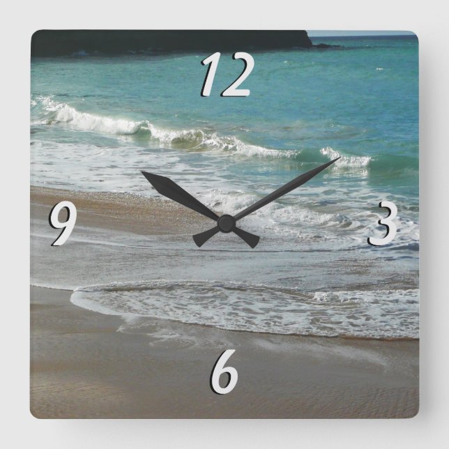 Wellen, die sich am türkisblauen Meer am Strand sa Quadratische Wanduhr (Vorderseite)