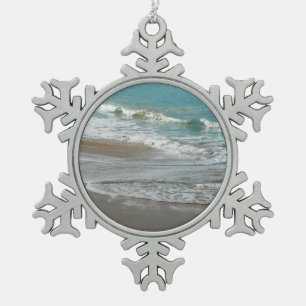 Wellen, die sich am türkisblauen Meer am Strand sa Schneeflocken Zinn-Ornament