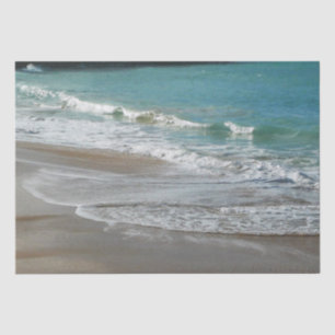 Wellen, die sich am türkisblauen Meer am Strand sa Seidenpapier