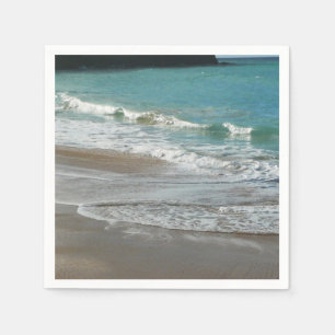 Wellen, die sich am türkisblauen Meer am Strand sa Serviette