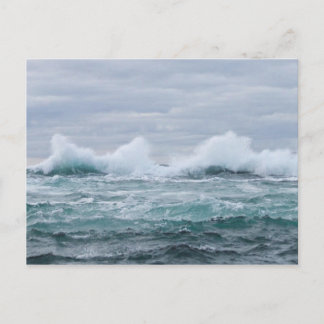 Wellen, die von der Insel Staffa abbrechen Postkarte