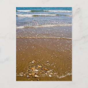 Wellen, die vor Kieseln an einem Strand stürzen Postkarte