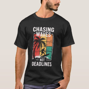 Wellen jagen, nicht Fristen Lustiger Surfsport Sur T-Shirt