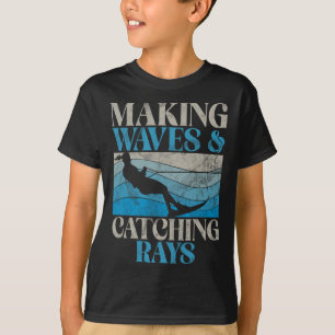 Wellen machen und Strahlen fangen Wasserski  T-Shirt