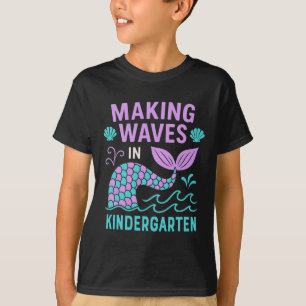 Wellen schlagen in der Vorschule, Kinder gehen zur T-Shirt
