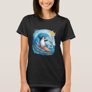 Wellen und Fische fangen Lustiger Surfender Pingui T-Shirt