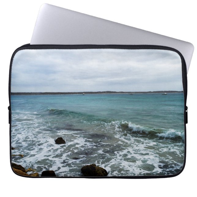 Wellen und Fischerboote im Meer, Laptopschutzhülle (Vorderseite)