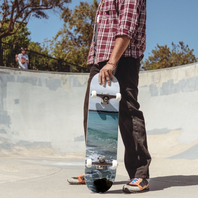 Wellen und Fischerboote im Meer, Skateboard (Außenbereich 2)