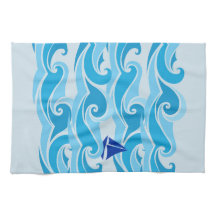 Wellen und Segelboot im Ozean