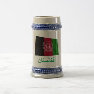 Wellenartig bewegende Flagge Afghanistans mit Bierglas