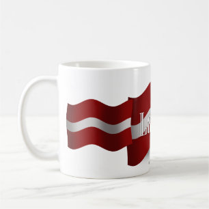 Wellenartig bewegende Flagge Lettlands Kaffeetasse