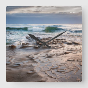 Wellenbrecher am Strand, Kalifornien Quadratische Wanduhr