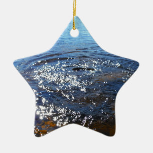 Wellenbrecher in einem See, von einem Fisch spring Keramik Ornament