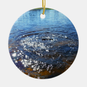 Wellenbrecher in einem See, von einem Fisch spring Keramik Ornament