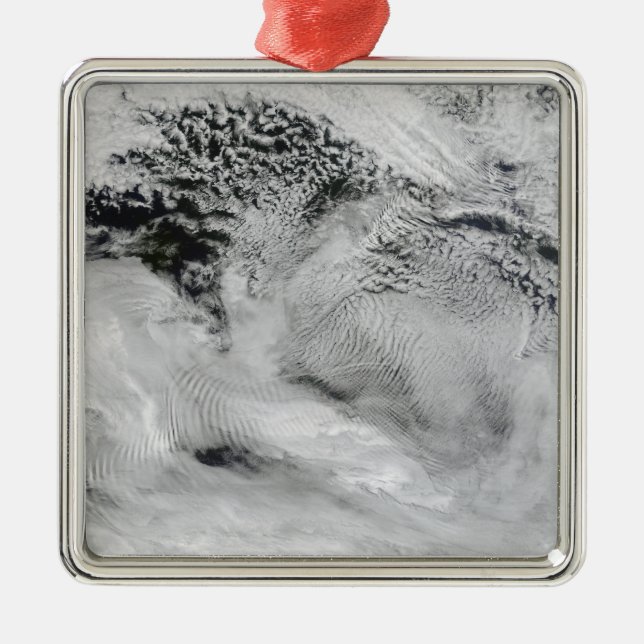 Wellenförmige Wellenwolken Ornament Aus Metall (Vorne)