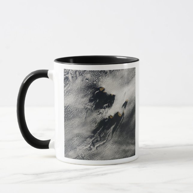 Wellenförmige Wellenwolken und Wolkenbrüche Tasse (Links)