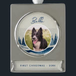 Welpe First Christmas Winter Forest Dog Foto Banner-Ornament Silber<br><div class="desc">Welpe First Weihnachten Winter Wald Hund Foto Silberplattierte Banner Ornament. Winterschneewaldlandschaft und Schneeflocken. Benutzerdefiniertes Foto in einem runden Rahmen. Fügen Sie Ihrem Hund Foto,  Name und Jahr.</div>