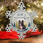 Welpe First Christmas Winter Forest Dog Foto Schneeflocken Zinn-Ornament<br><div class="desc">Welpe Erste Weihnachtswald Hund Foto Schneeflocke Weihnachtsschmuck. Winterschneewaldlandschaft und Schneeflocken. Benutzerdefiniertes Foto in einem runden Rahmen. Fügen Sie Ihrem Hund Foto,  Name und Jahr.</div>
