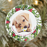 Welpe Hund First Christmas Custom 2 Foto Mistletoe Keramik Ornament<br><div class="desc">Dekorieren Sie Ihren Baum oder schenken Sie in dieser Urlaubssaison ein besonderes Geschenk mit diesem eleganten Haustier-Foto in einem Kranz-Design-Weihnachtsschmuck und passender Dekoration. Dieser Hundeschmuck ist mit einem grünen und roten Kranz in Aquarell mit Heiligen und Beeren dekoriert. Personalisieren Sie mit dem Namen vorne, Jahr zurück. Dieses Weihnachtsschmuck wird bei...</div>
