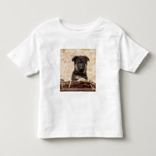 Welpe in Basket Kleinkind T-shirt
