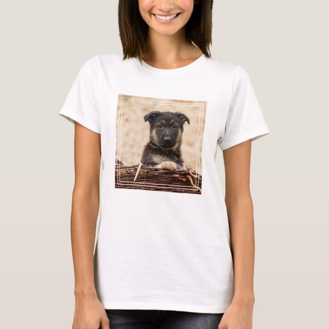 Welpe in Basket T-Shirt (Vorderseite)