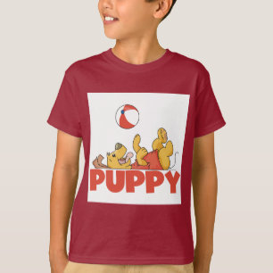 Welpe spielt T-Shirts und Geschenke