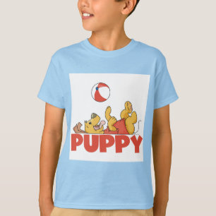 Welpe spielt T-Shirts und Geschenke