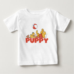 Welpe spielt T-Shirts und Geschenke