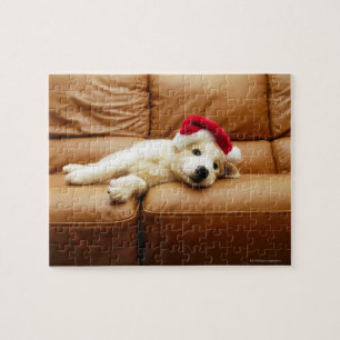 Welpe trägt einen Weihnachtshut und das Lügen au Puzzle