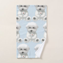 Welpe umarmt sein Spielzeug Handtuch