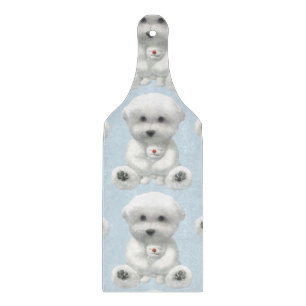 Welpe umarmt sein Spielzeug Schneidebrett