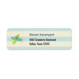 Welpenhund in einem Spielzeugflugzeug Niedlich