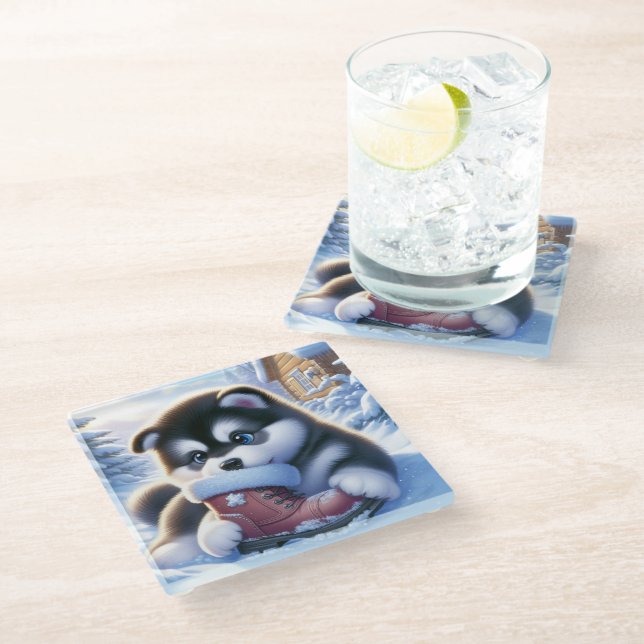 Welpenspiel mit schneebedecktem Winterboot Glasuntersetzer (Schrägansicht)